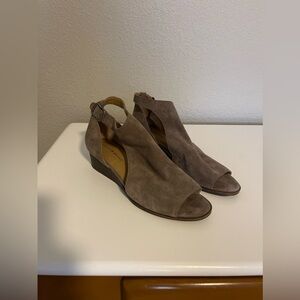 Lucky Brand Rixanne Sandal in Taupe